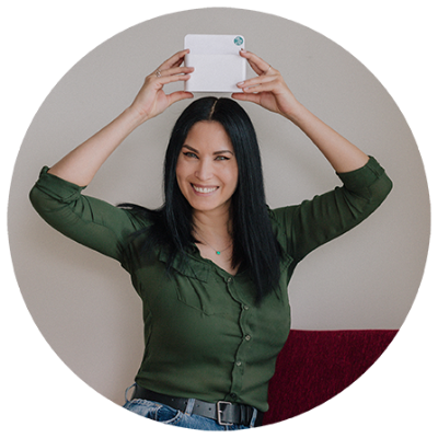ORGNATIC Gründerin Nadia Al-Mardini mit Magnetbox für mehr Ordnung und Stauraum im Alltag