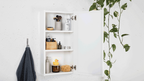 ORGNATIC Schranktür Organizer mit schwarzen Magnetboxen im Einsatz im Badezimmerschrank für mehr Ordnung und Stauraum