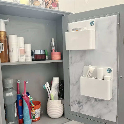 ORGNATIC magnetische Aufbewahrungsboxen auf Schranktür im Badezimmer mit Marmorfolie für Kosmetik