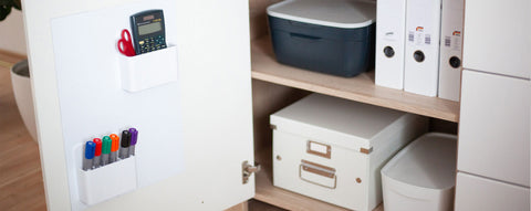 ORGNATIC Schrank Organizer mit magnetischen Aufbewahrungsboxe an Schranktür im Arbeitszimmer