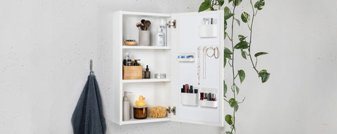 Ordentlicher Badezimmerschrank mit ORGNATIC Schranktür Organizer und Magnetboxen für mehr Übersicht und zusätzlichen Stauraum