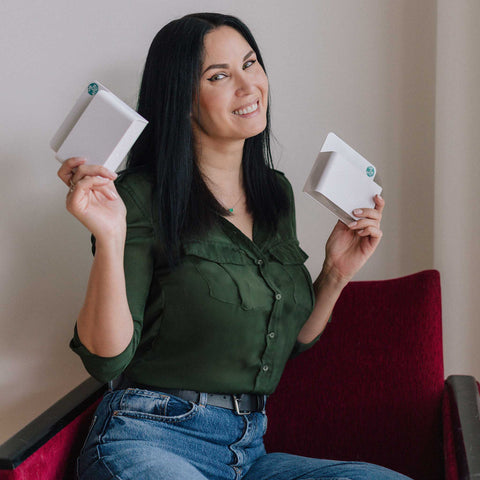 ORGNATIC Gründerin Nadia Al-Mardini mit magnetischen Aufbewahrungsboxen