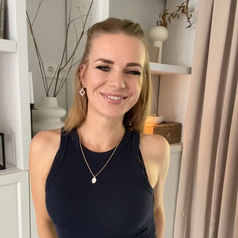 Influencerin Nadja Kubath arbeitet mit dem ORGNATIC® Schrank Organizer